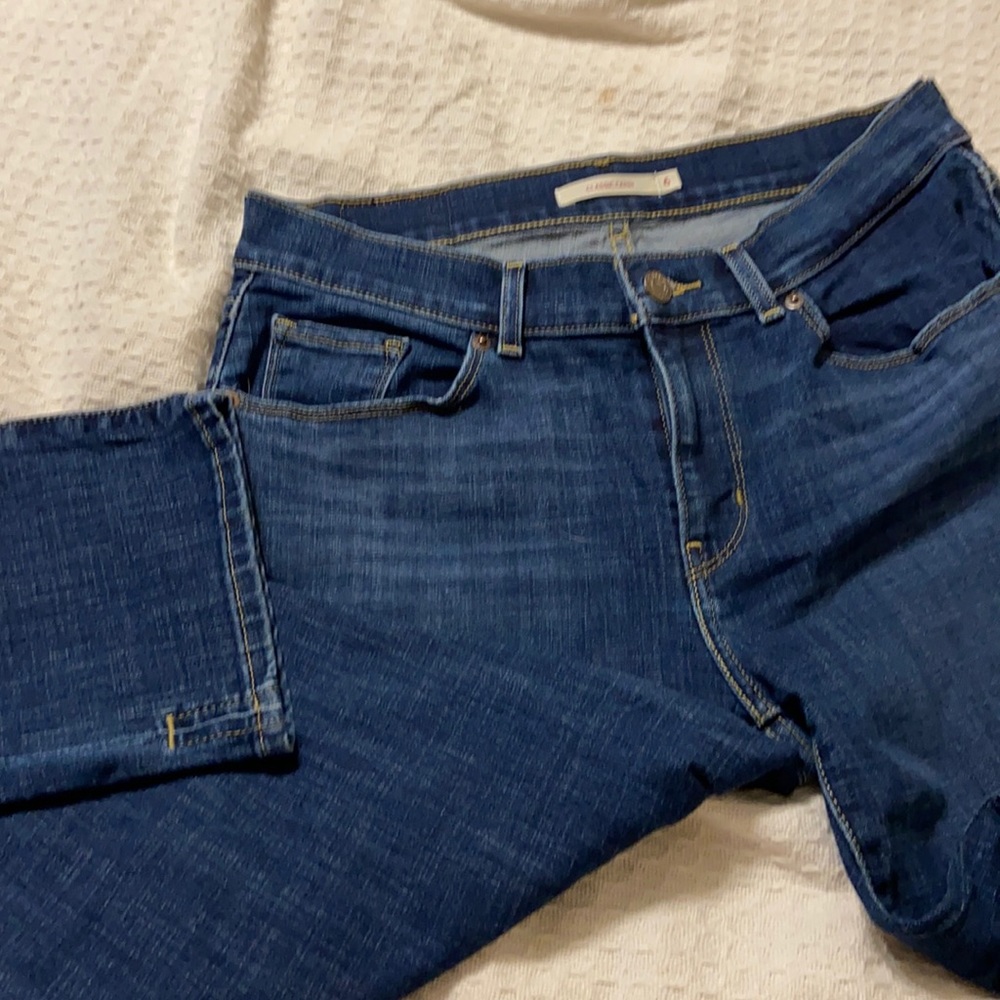 Levi Capris size 6